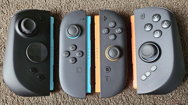 Une comparaison avec les Joy-Cons d'origine révèle une différence de taille significative entre les manettes M12S.