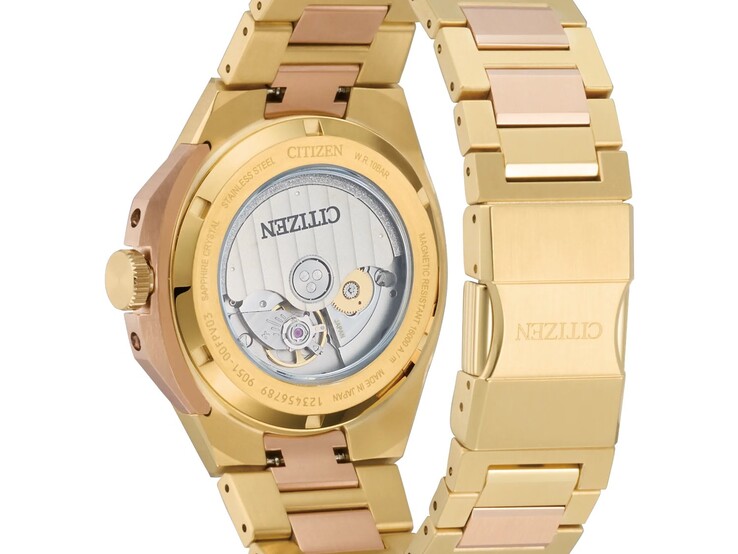 Le fond transparent du boîtier met en valeur le mouvement interne de Citizen, le calibre 9051. 