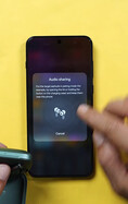 Un téléphone OnePlus affichant l'écran de configuration du partage audio, invitant l'utilisateur à mettre une deuxième paire d'écouteurs sans fil en mode appairage.