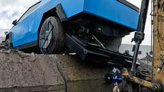 Le châssis en aluminium gigacast du Cybertruck se déforme plus facilement que celui en acier d'un RAM 2500 (Source de l'image : JerryRig/YT)