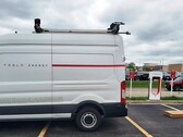 L'équipe de maintenance du Supercharger de Tesla (image : Grinolam/Reddit)