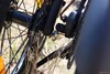 Deux aimants maintiennent les roues ensemble lorsque le vélo est plié