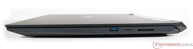 Droit : USB Type-A, Thunderbolt USB4, lecteur de carte SD (UHS-III)
