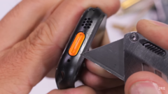 Le titane noir peut-il résister à une lame de rasoir ? (Source de l'image : JerryRigEverything) 