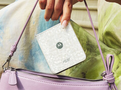 Le Razr 70 Ultra dans l'une de ses multiples couleurs de lancement.