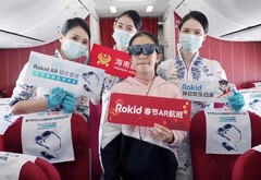 Les passagers de Hainan Airlines profitent de divertissements virtuels en portant les lunettes Rokid Max AR pendant les vols du Nouvel An lunaire. (Source : Rokid)