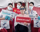 Les passagers de Hainan Airlines profitent de divertissements virtuels en portant les lunettes Rokid Max AR pendant les vols du Nouvel An lunaire. (Source : Rokid)