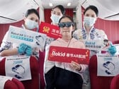 Les passagers de Hainan Airlines profitent de divertissements virtuels en portant les lunettes Rokid Max AR pendant les vols du Nouvel An lunaire. (Source : Rokid)
