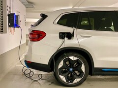Une voiture électrique branchée à une station de recharge (Image source : Eren Goldman via Unsplash)