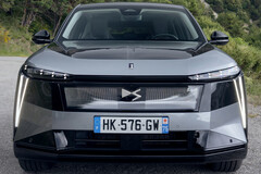 DS n° 7 E-Tense : cette nouvelle voiture électrique de luxe offre une autonomie allant jusqu'à 460 miles et une transmission intégrale développant 345 hp.