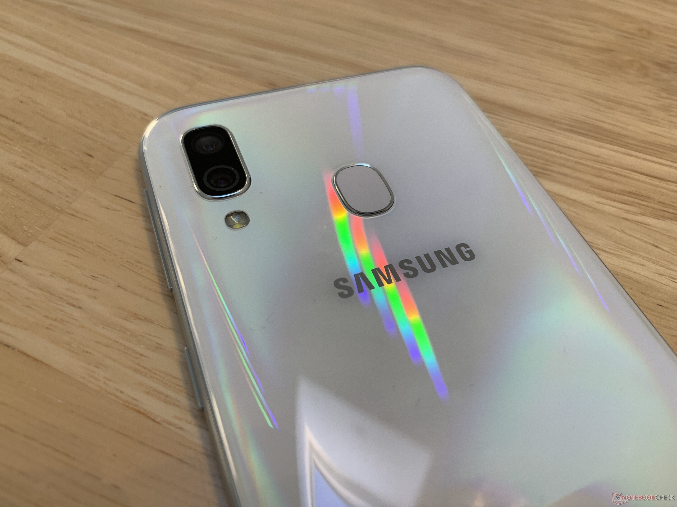 Test Samsung Galaxy A40 : compacité et efficacité - Les Numériques