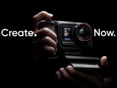 Une photo de l&#039;Insta360 Ace Pro 2 attachée à son nouvel accessoire de préhension. (Source de l&#039;image : Insta360)