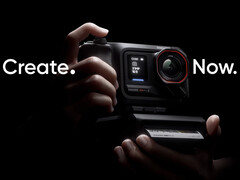 Une photo de l'Insta360 Ace Pro 2 attachée à son nouvel accessoire de préhension. (Source de l'image : Insta360)