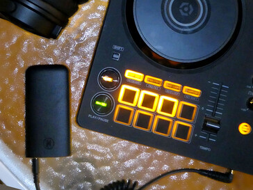 L'émetteur sans fil se connecte aux sources à l'aide d'un seul câble. (Source de l'image : Notebookcheck)