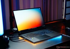Le ROG Strix Scar 18 d'Asus est doté d'un gigantesque écran mini-LED de 240 Hz (Image source : Notebookcheck)