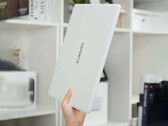Le nouveau Xiaomi Book Pro 14 peut être équipé d'un Intel Core Ultra X7 358H. Photo : l'ordinateur portable en blanc.