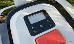 Panneau de commande et écran de la tondeuse robotisée