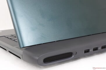La surface extérieure en métal foncé et le pont noir attirent très facilement les empreintes digitales