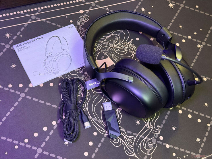 Le casque est livré avec un câble USB-C, un récepteur sans fil et un manuel