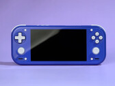 La RG 55G1 présente un design similaire à celui de la Switch Lite. Sur la photo : la console de jeu portable en couleur Indigo.
