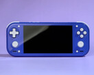 La RG 55G1 présente un design similaire à celui de la Switch Lite. Sur la photo : la console de jeu portable en couleur Indigo.