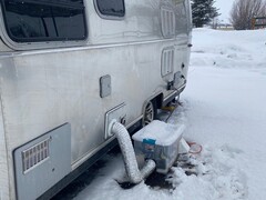 Le Bitcoin Antminer S9 a été placé dans une petite boîte à l'extérieur de la caravane Airstream de 22 pieds de long (Image : Michael Schmid)
