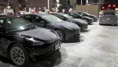 Station Supercharger de la région de Chicago pendant le souffle de l&#039;Arctique (image : CBS Chicago/YT)