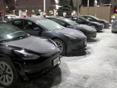Station Supercharger de la région de Chicago pendant le souffle de l'Arctique (image : CBS Chicago/YT)