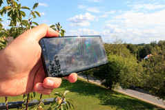 Samsung Galaxy Note 8 dans la lumière du soleil.