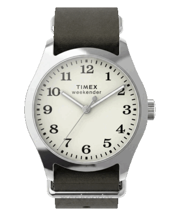 La montre Timex Weekender New England TW2Y86600 est dotée d’un boîtier argenté de 34 mm, d’un cadran crème et d’un bracelet en cuir vert foncé.