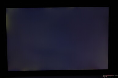 Saignement modéré et inégal du rétroéclairage dans les coins