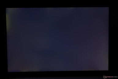 Saignement modéré et inégal du rétroéclairage dans les coins