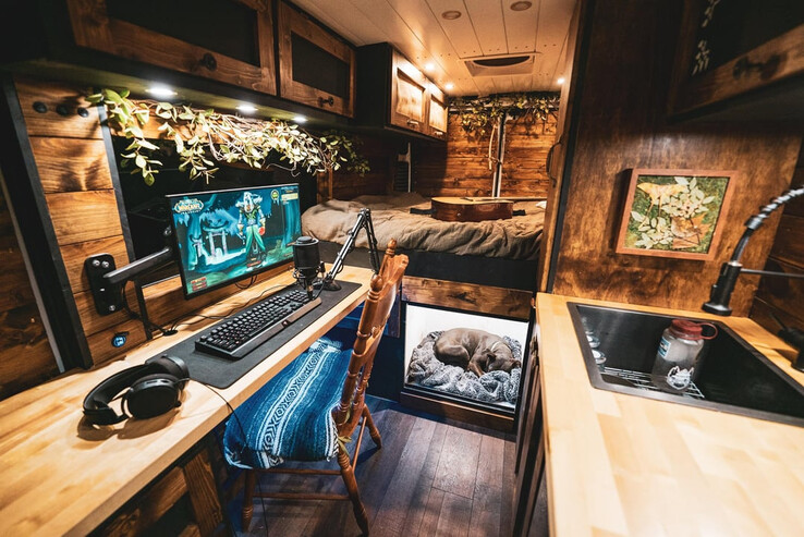 (Image source : u/ttthefineprinttt via r/battlestations)