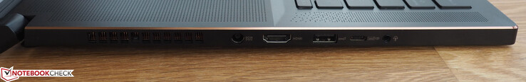 Côté gauche : entrée secteur, HDMI 2.0, USB A 3.1 Gen 2, USB C 3.1 Gen 2 avec prise en compte DisplayPort 1.4, jack 3,5 mm.