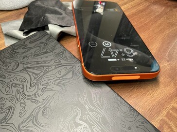 Le bord supérieur de l'iPhone 17 Pro Max a été éraflé alors qu'il se trouvait dans l'étui TechWoven de Apple. (Source de l'image : u/Jman42023)