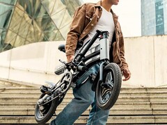LC2 : Le vélo électrique pliable est réputé très portable. (Source de l'image : Jimove)