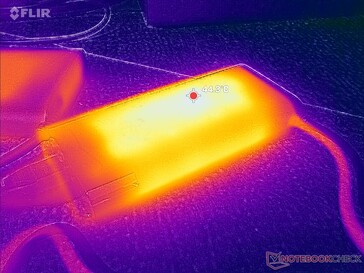 L'adaptateur CA atteint plus de 44 °C lorsque les charges sont élevées