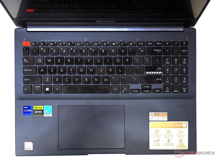 Le clavier et le pavé tactile de l'Asus VivoBook Pro 16 offrent une expérience de saisie décente