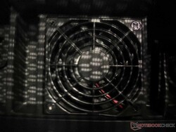 Ces ventilateurs se reconnaissent à la surface de leur assise en maille