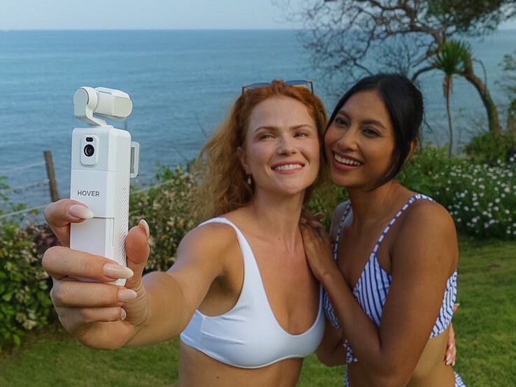 Le Hoverair Versa est un stabilisateur à 3 axes équipé d’un capteur d’appareil photo de 1/1,3 pouce, capable de produire des vidéos en 4K à 60p et des photos de 12 MP.
