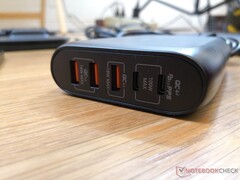 L'adaptateur secteur est utile pour charger plusieurs appareils, mais c'est trop pour un moniteur portable