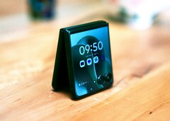 A la fois chic et flexible : Le Motorola Razr 60 Ultra. (Source de l&#039;image : Florian Schmitt/Notebookcheck)