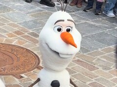Un robot Olaf basé sur l'IA s'est soudainement renversé à Disneyland Paris.