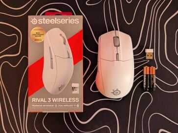Le SteelSeries Rival 3 Wireless Gen 2 est livré avec deux piles AAA, un dongle 2,4 GHz et aucun câble USB.