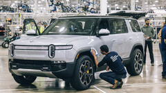 Les premiers camions Rivian R1S livrés au PDG et au directeur financier (image : Rivian/Twitter) 