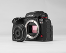 Le nouvel objectif AF 28 mm F4,5 Chip L de Viltrox est équipé d'un cache-objectif à levier coulissant intégré.