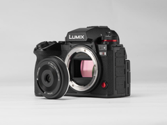 Le nouvel objectif AF 28 mm F4,5 Chip L de Viltrox est équipé d'un cache-objectif à levier coulissant intégré.
