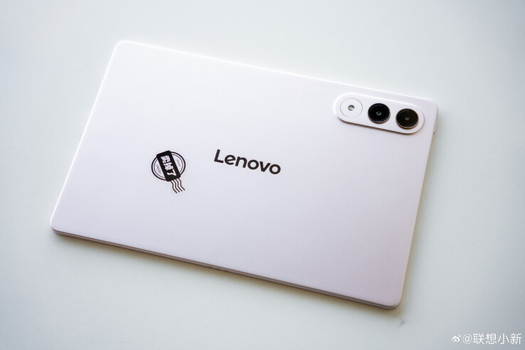 La Xiaoxin AI Tablet Pro GT sera disponible en deux autres couleurs que celle présentée ici. (Source de l'image : Lenovo)