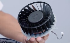 Il semble qu'un troisième type de fan différent ait été montré dans la vidéo officielle de démontage de PS5. (Source de l'image : Sony)