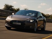 La Model S 90D 2015 s'est étonnamment bien comportée lors du test d'autonomie de What Car. (Source de l'image : What Car ? via YouTube)